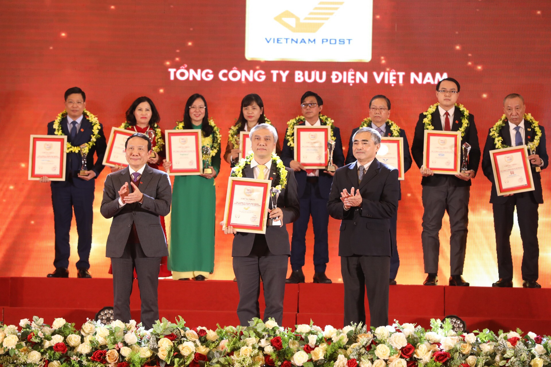 Bưu điện lọt top 50 doanh nghiệp xuất sắc nhất Việt Nam - Ảnh 2.