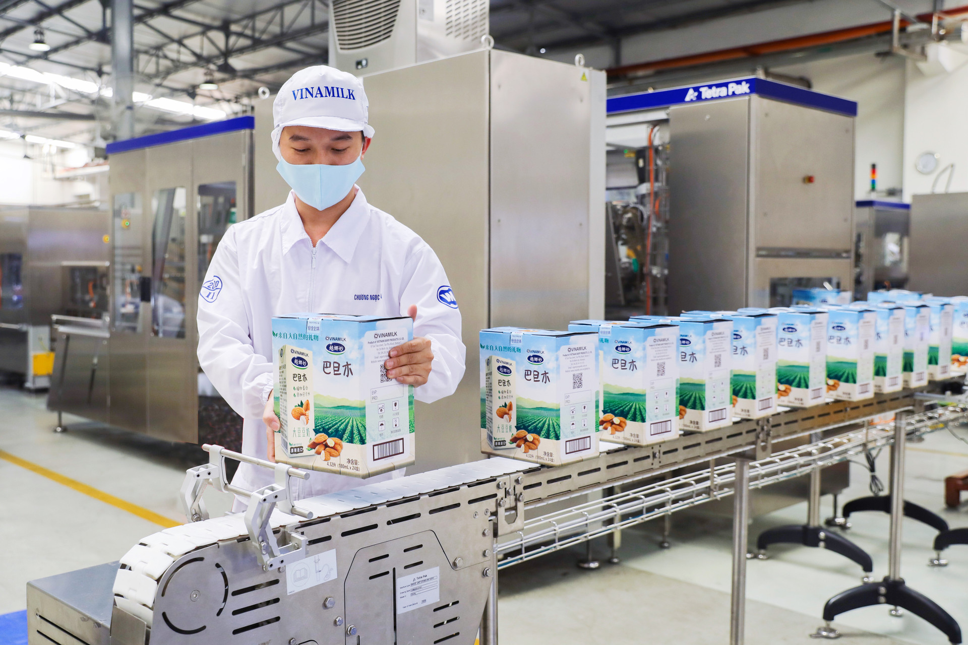Tin vui đầu năm mới của ngành sữa: Vinamilk xuất lô hàng lớn đi Trung - Ảnh 1.