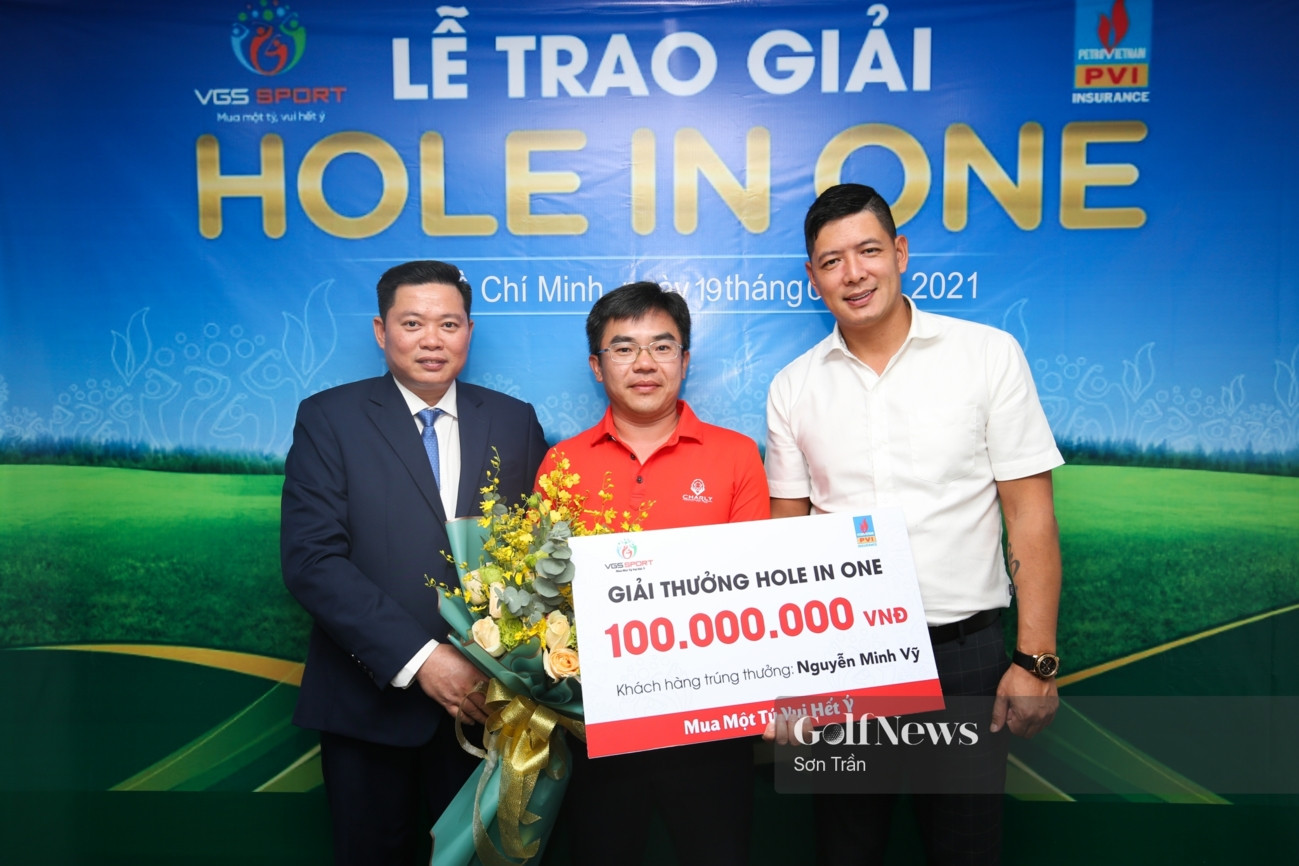 Golfer Nguyễn Minh Vỹ nhận giải thưởng HIO 100 triệu đồng từ VGS Sport - Ảnh 1.