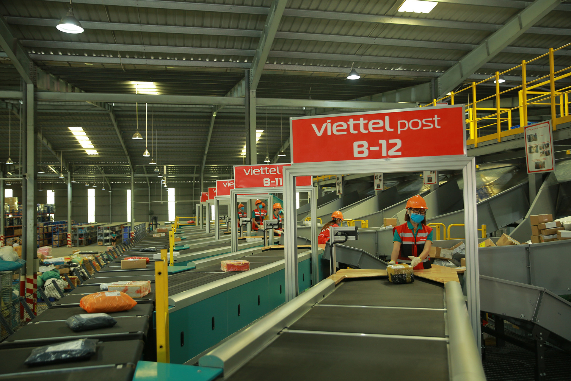 Viettel Post khai trương trung tâm Logistics tự động giúp tối ưu 91% nhân lực - Ảnh 2.