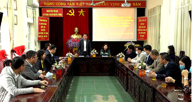 Thứ trưởng Bộ Thông tin và Truyền thông Phạm Anh Tuấn thăm, tặng quà các hộ nghèo huyện Yên Bình - Ảnh 2.
