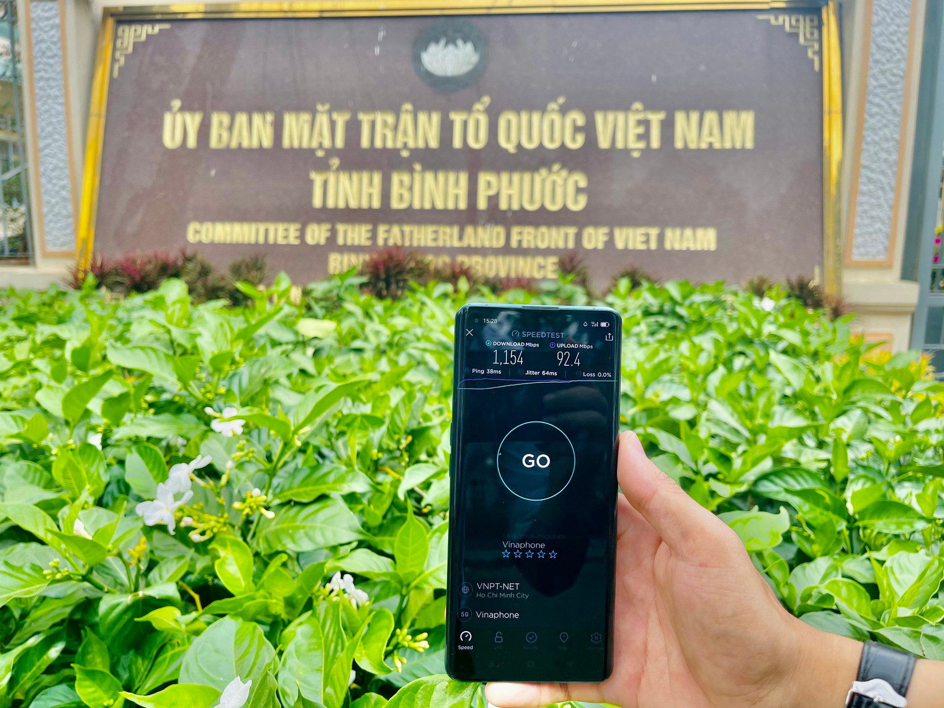 Sóng 5G phủ tại Bình Phước, người dân trải nghiệm dịp Tết - Ảnh 1.