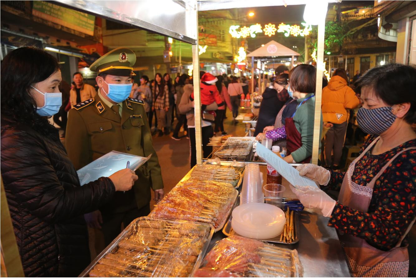 Lạng Sơn: Ra quân kiểm tra liên ngành về bảo đảm an toàn thực phẩm trong dịp Tết Nguyên đán 2021 - Ảnh 1.