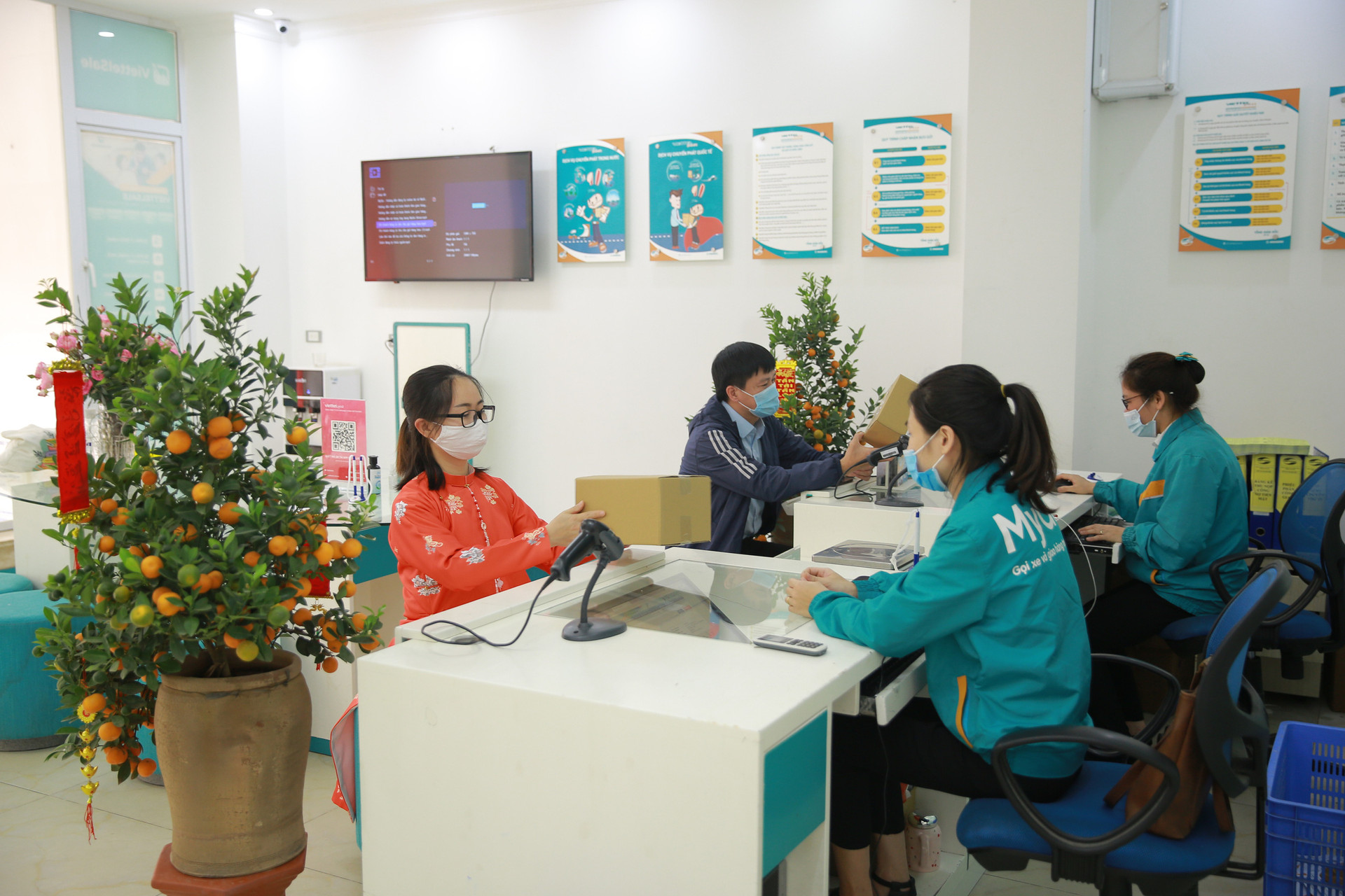 Viettel Post mở cửa phục vụ khách hàng xuyên Tết Nguyên đán 2021 - Ảnh 2.