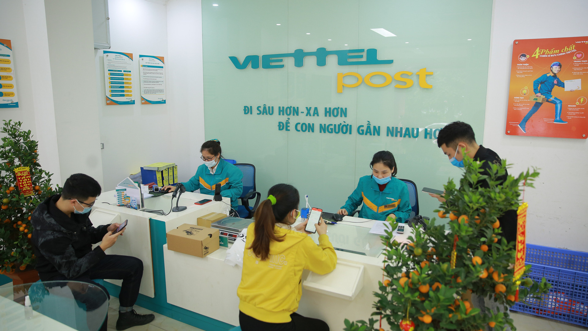 Viettel Post mở cửa phục vụ khách hàng xuyên Tết Nguyên đán 2021 - Ảnh 1.