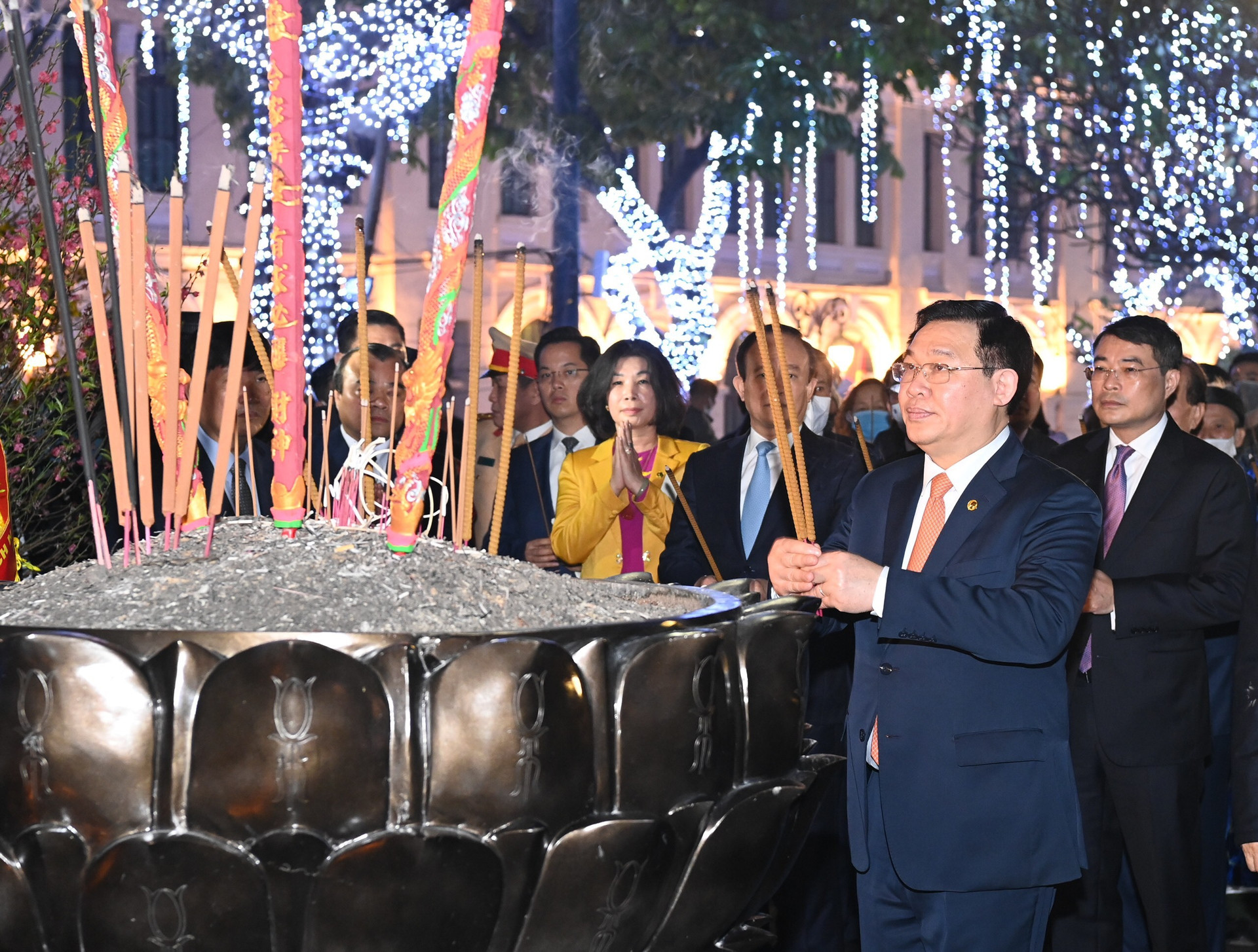Tổng Bí thư, Chủ tịch nước Nguyễn Phú Trọng chúc Tết nhân dân bên Hồ Gươm - Ảnh 12.
