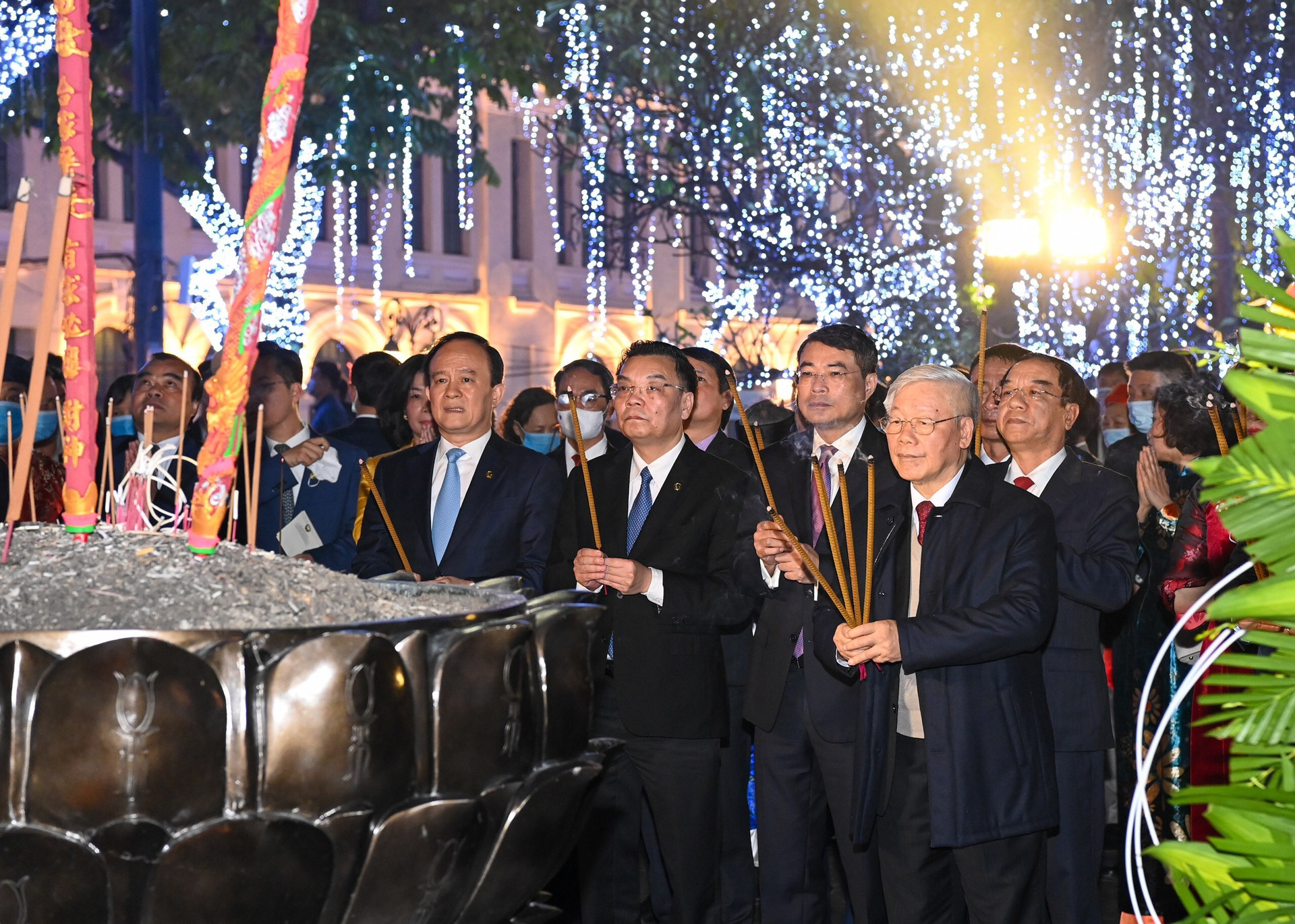 Tổng Bí thư, Chủ tịch nước Nguyễn Phú Trọng chúc Tết nhân dân bên Hồ Gươm - Ảnh 10.