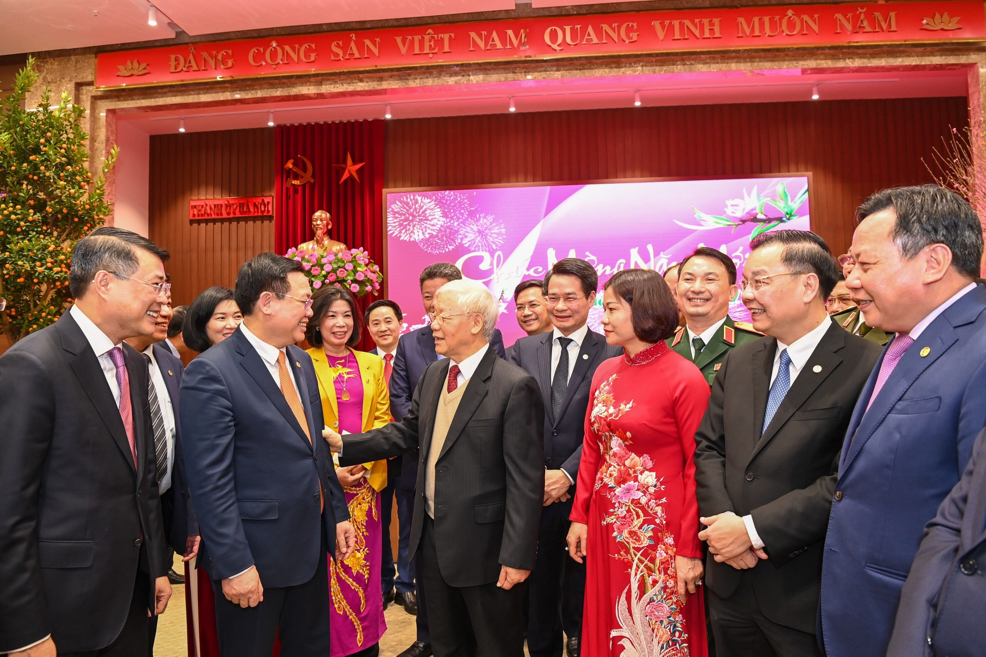 Tổng Bí thư, Chủ tịch nước Nguyễn Phú Trọng chúc Tết nhân dân bên Hồ Gươm - Ảnh 3.