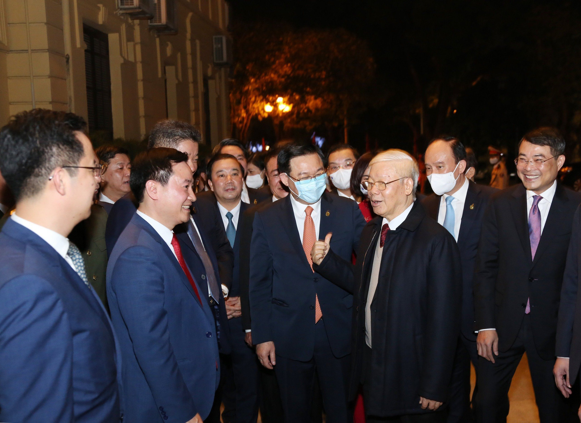 Tổng Bí thư, Chủ tịch nước Nguyễn Phú Trọng chúc Tết nhân dân bên Hồ Gươm - Ảnh 7.
