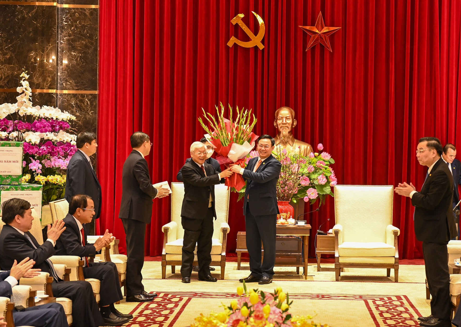 Tổng Bí thư, Chủ tịch nước Nguyễn Phú Trọng chúc Tết nhân dân bên Hồ Gươm - Ảnh 4.
