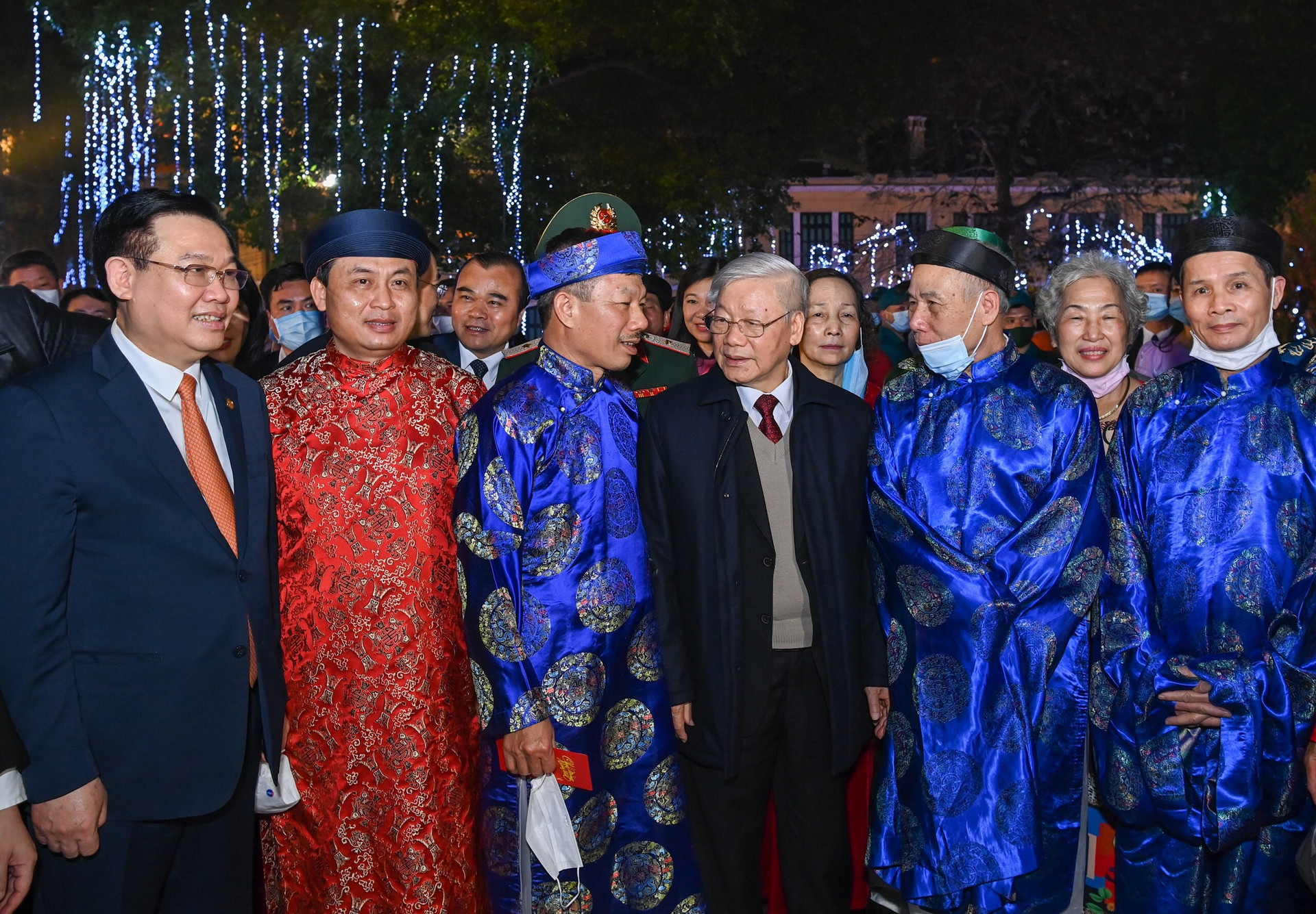 Tổng Bí thư, Chủ tịch nước Nguyễn Phú Trọng chúc Tết nhân dân bên Hồ Gươm - Ảnh 14.