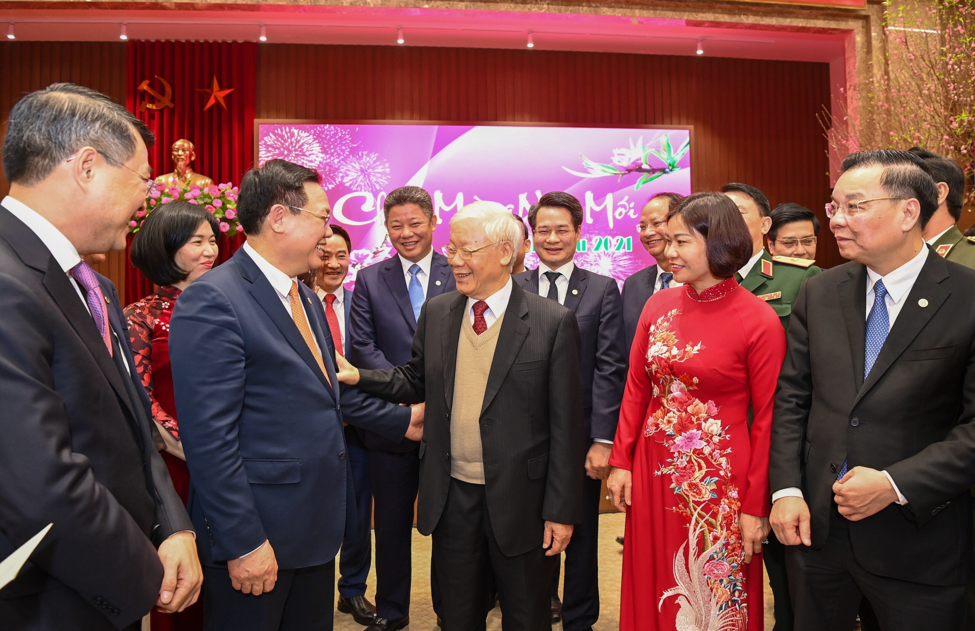 Tổng Bí thư, Chủ tịch nước Nguyễn Phú Trọng chúc Tết nhân dân bên Hồ Gươm - Ảnh 2.