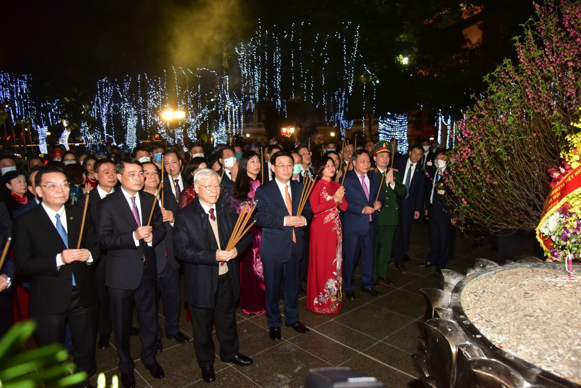 Tổng Bí thư, Chủ tịch nước Nguyễn Phú Trọng chúc Tết nhân dân bên Hồ Gươm - Ảnh 9.