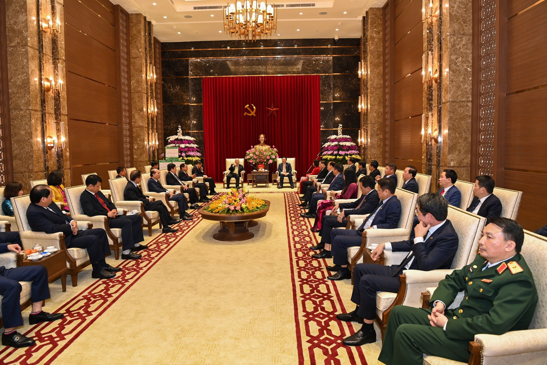 Tổng Bí thư, Chủ tịch nước Nguyễn Phú Trọng chúc Tết nhân dân bên Hồ Gươm - Ảnh 5.
