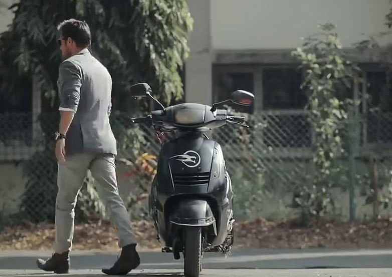 Xe máy không cần lái ở Hà Nội: Hiểu ông chủ muốn đi tự đi, nghĩ dừng tự dừng - Ảnh 3.