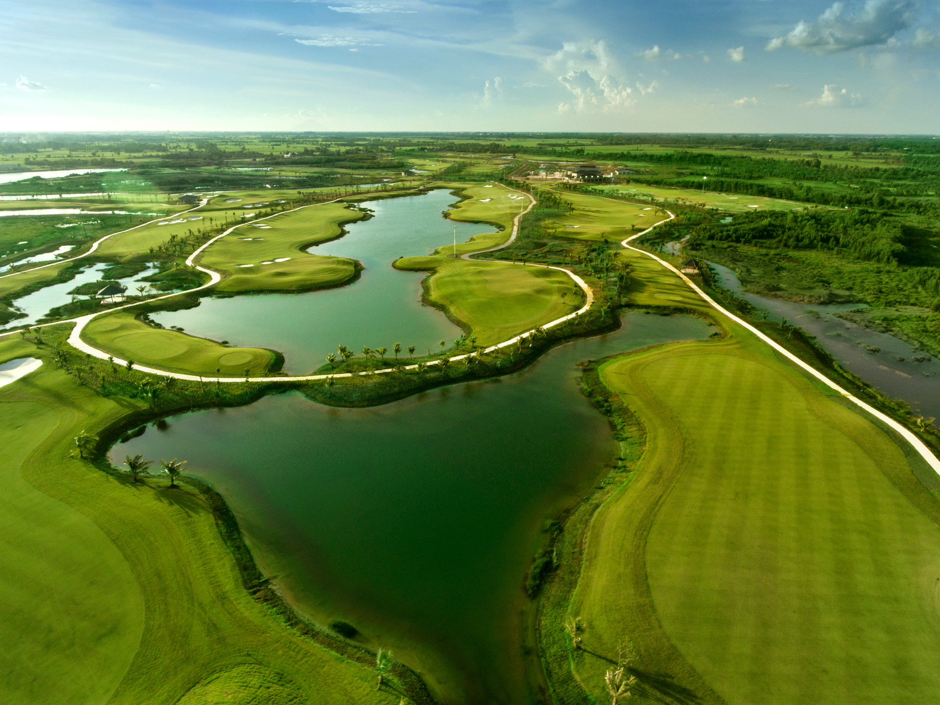 West Lakes Golf & Villas: Vẻ đẹp cùng thách thức song hành - Ảnh 1.