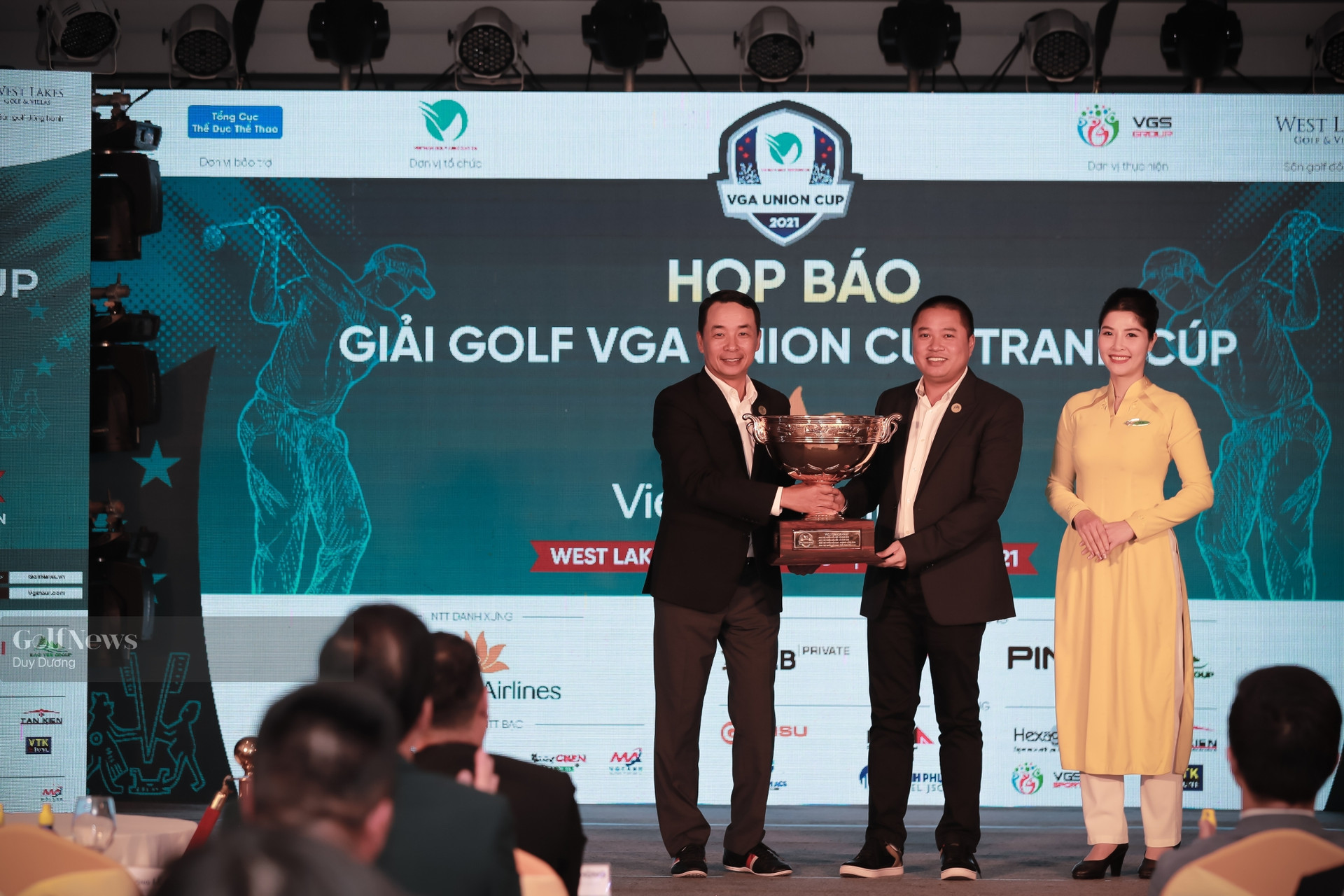 VGS Group tặng chiếc cúp mới cho giải VGA Union Cup - Ảnh 1.