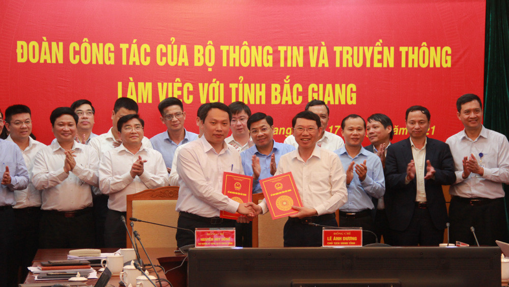 Bộ trưởng TT&TT Nguyễn Mạnh Hùng: Sẽ hỗ trợ Bắc Giang đi đầu về chuyển đổi số - Ảnh 4.