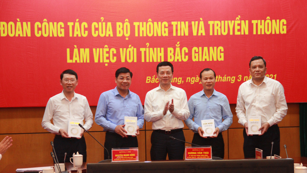 Bộ trưởng TT&TT Nguyễn Mạnh Hùng: Sẽ hỗ trợ Bắc Giang đi đầu về chuyển đổi số - Ảnh 1.