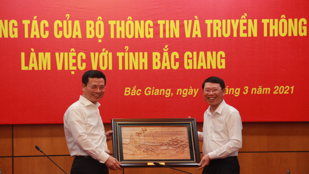 Bộ trưởng TT&TT Nguyễn Mạnh Hùng: Sẽ hỗ trợ Bắc Giang đi đầu về chuyển đổi số - Ảnh 6.