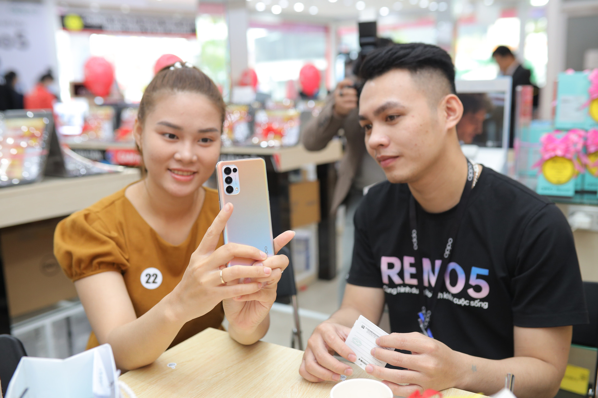 OPPO Reno5 là smartphone bán chạy nhất Việt Nam quý I/2021 - Ảnh 1.