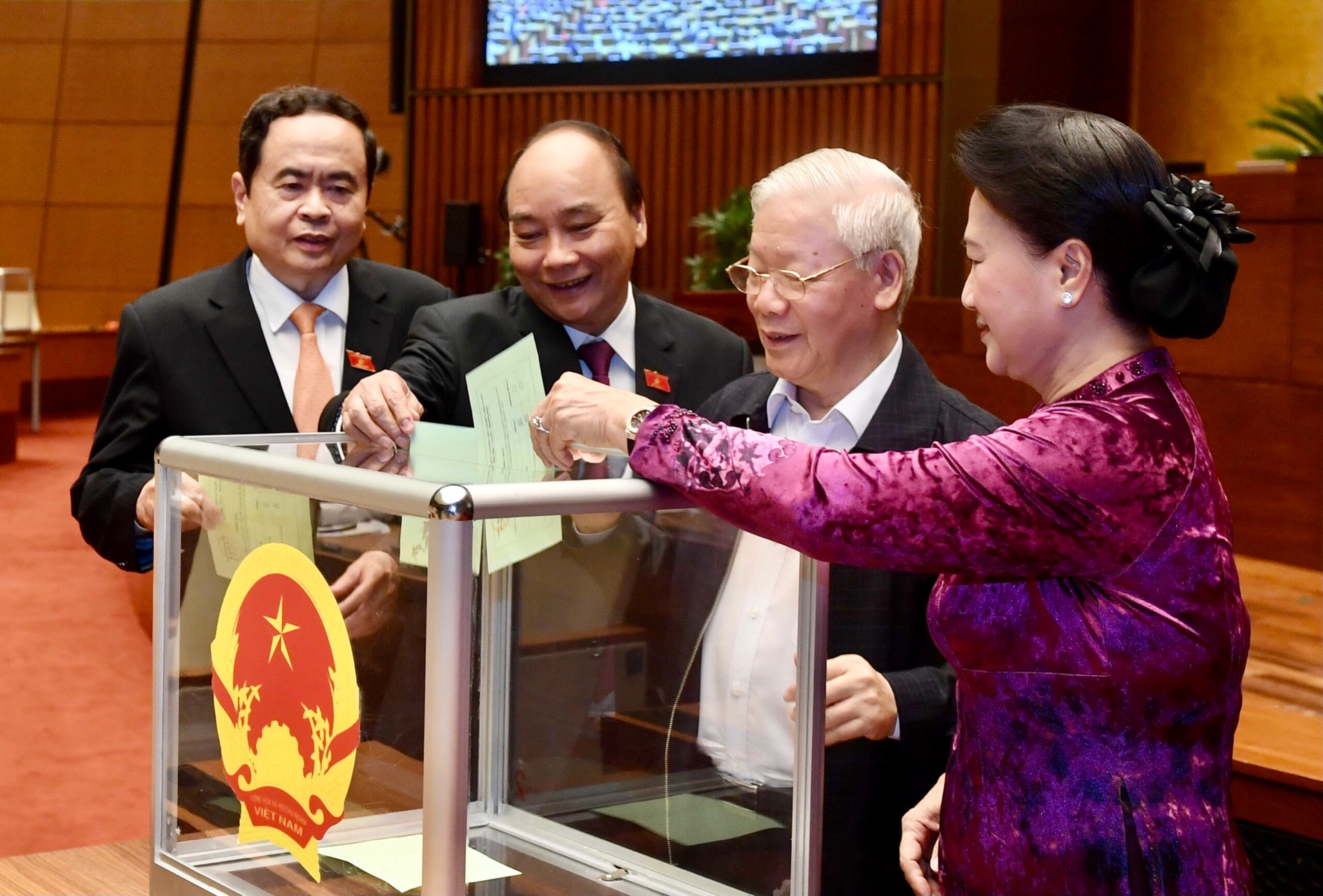 Quốc hội miễn nhiệm Thủ tướng Chính phủ, đề cử đồng chí Nguyễn Xuân Phúc làm Chủ tịch nước - Ảnh 1.