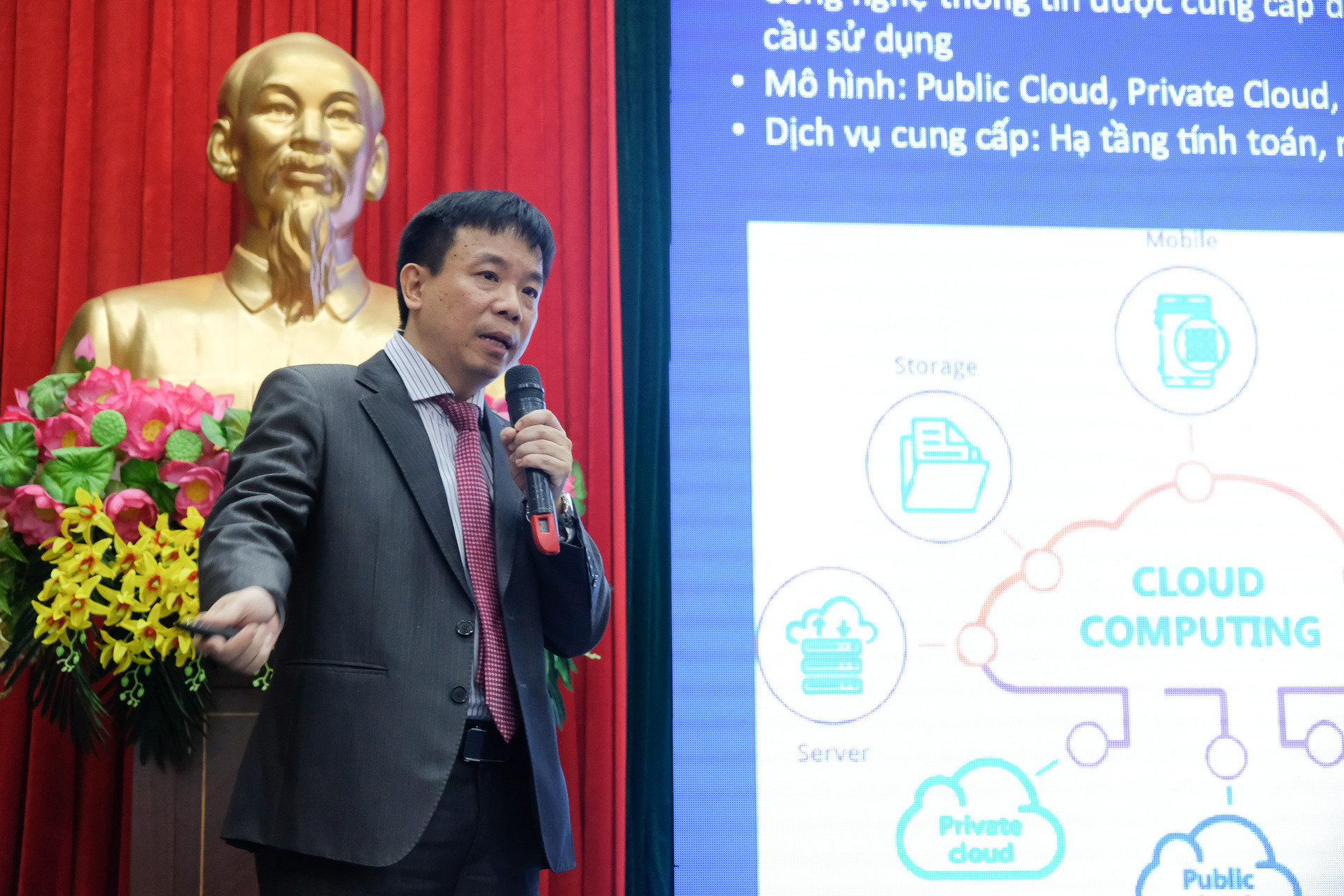 Ông Đào Gia Hạnh, Phó Giám đốc Công nghệ FPT IS, đã đặt vấn đề và thảo luận tại sự kiện về các xu hướng công nghệ, lợi ích và cách ứng dụng cho hoạt động chuyển đổi số của tỉnh Bắc Giang.