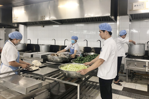 Sở GD&ĐT Quảng Ninh: Đảm bảo ATTP tại bếp ăn tập thể trong cơ sở giáo dục - Ảnh 1.