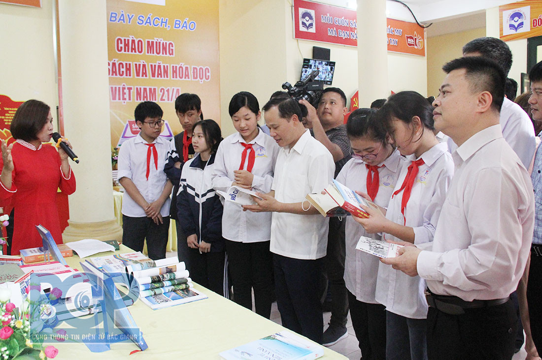 Bắc Giang: Tổ chức nhiều sự kiện ý nghĩa nhân ngày sách Việt Nam 2021 - Ảnh 3.
