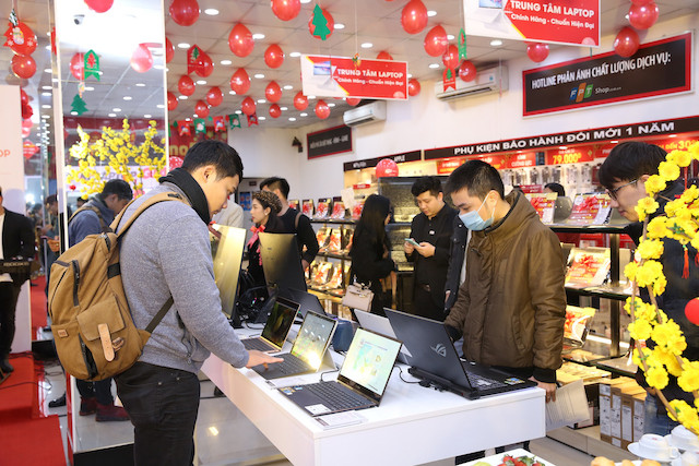 Cứ 10 laptop đang sử dụng tại Việt Nam thì có hơn 3 máy được mua tại FPT Shop - Ảnh 1.