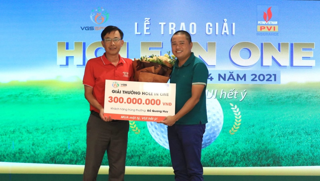 Golfer Đỗ Quang Huy nhận giải thưởng 300 triệu đồng từ gói Dịch vụ giải thưởng HIO của VGS Sport - Ảnh 1.