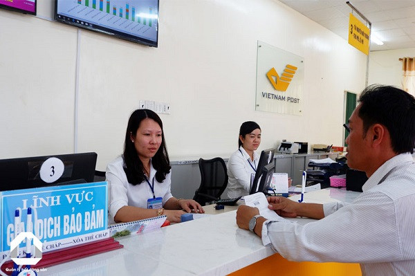 Chủ tài khoản ngân hàng có thể rút tiền mặt qua hệ thống Bưu điện - Ảnh 1.