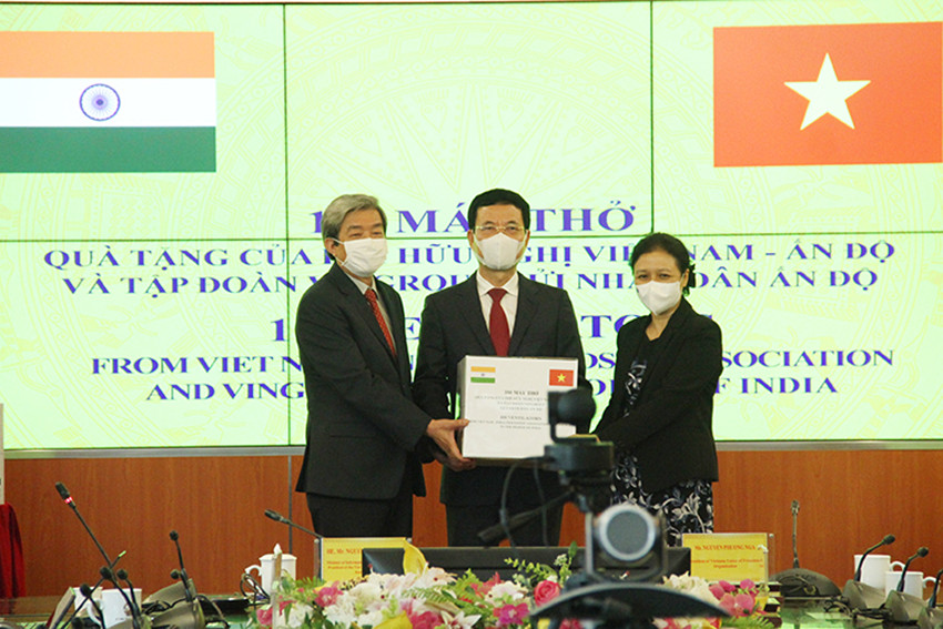 Việt Nam trao tặng 100 máy thở cho nhân dân Ấn Độ - Ảnh 1.