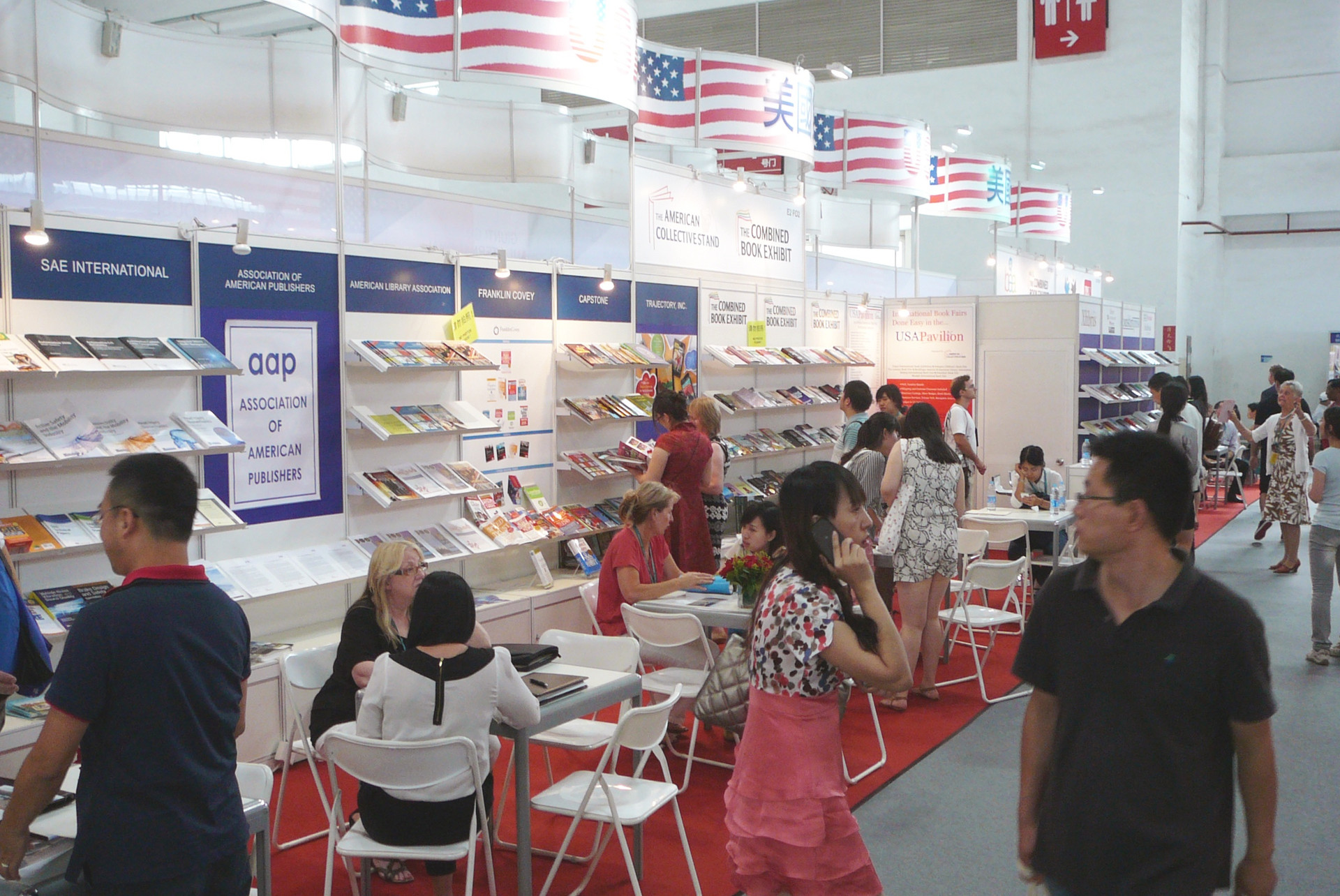 Hội chợ sách Quốc tế kết hợp sự kiện trực tiếp và trưng bày kỹ thuật số - Ảnh 1.
