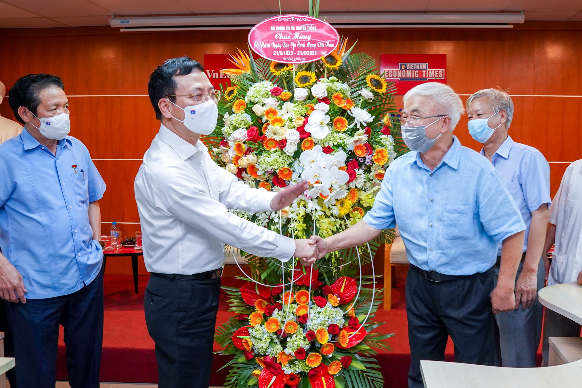 Bộ trưởng Nguyễn Mạnh Hùng tặng hoa chúc mừng Tạp chí Kinh tế Việt Nam nhân kỷ niệm 96 năm Ngày báo chí cách mạng Việt Nam.