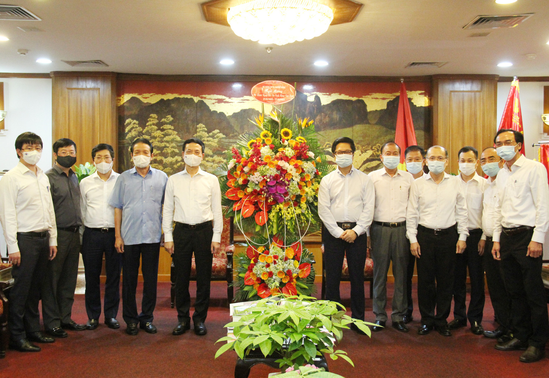Bộ trưởng Bộ TT&TT Nguyễn Mạnh Hùng thăm, chúc mừng một số cơ quan thông tấn, báo chí - Ảnh 7.