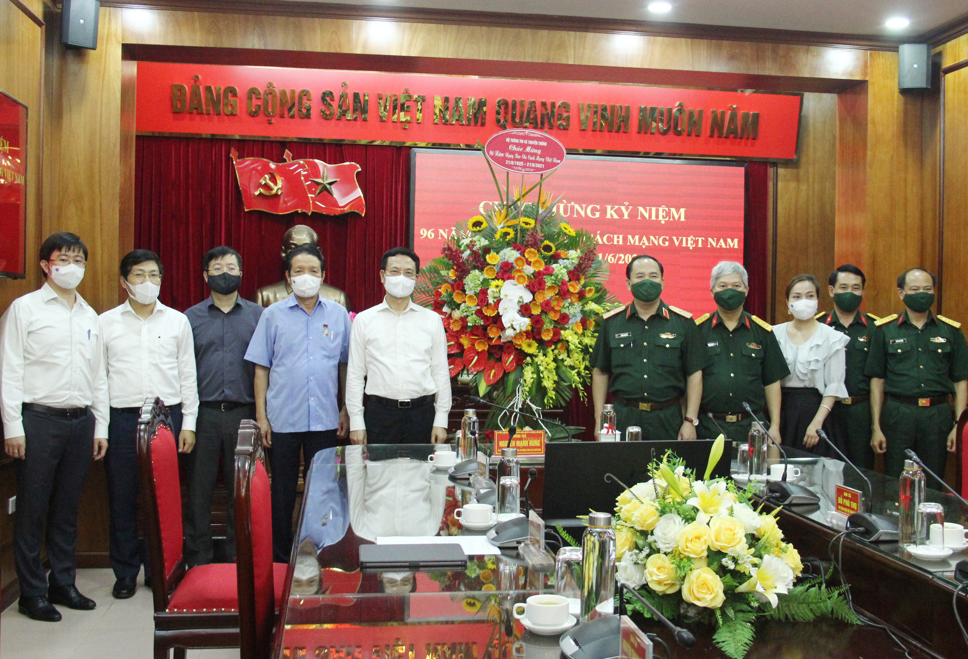 Bộ trưởng Bộ TT&TT Nguyễn Mạnh Hùng thăm, chúc mừng một số cơ quan thông tấn, báo chí - Ảnh 11.