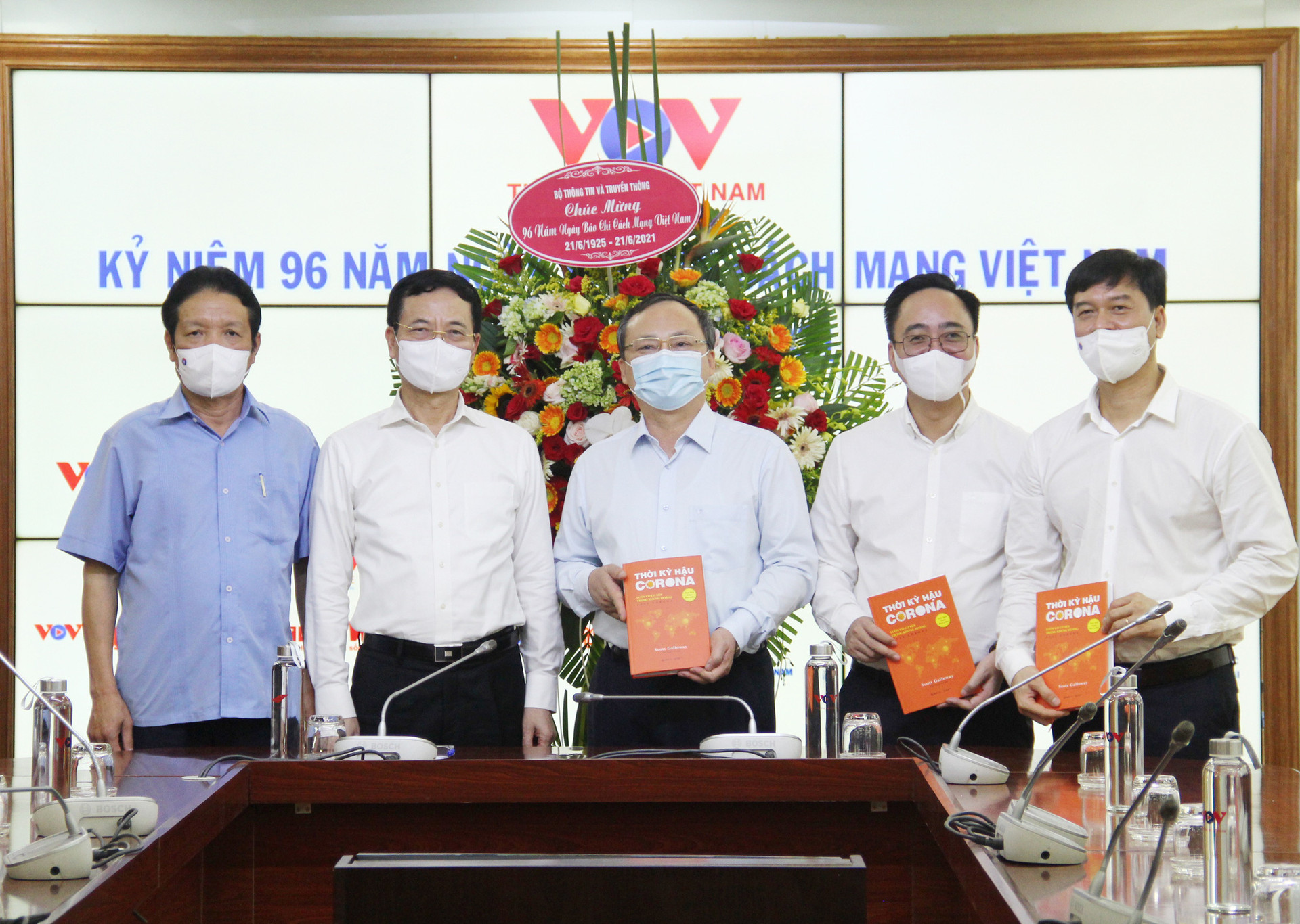 Bộ trưởng Bộ TT&TT Nguyễn Mạnh Hùng thăm, chúc mừng một số cơ quan thông tấn, báo chí - Ảnh 6.