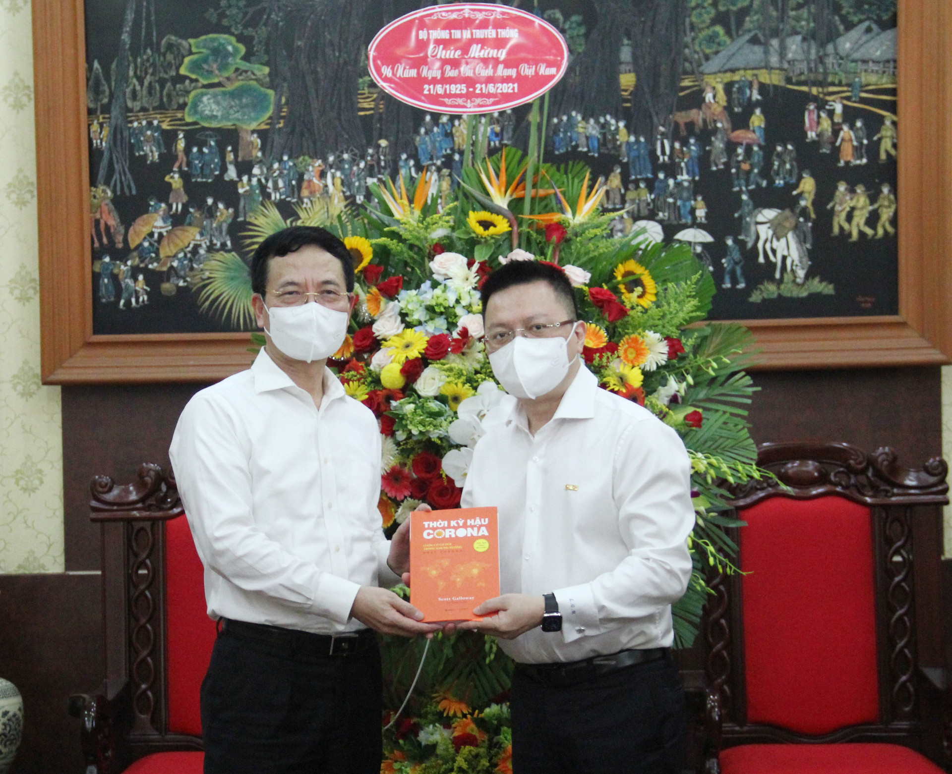 Bộ trưởng Bộ TT&TT Nguyễn Mạnh Hùng thăm, chúc mừng một số cơ quan thông tấn, báo chí - Ảnh 2.