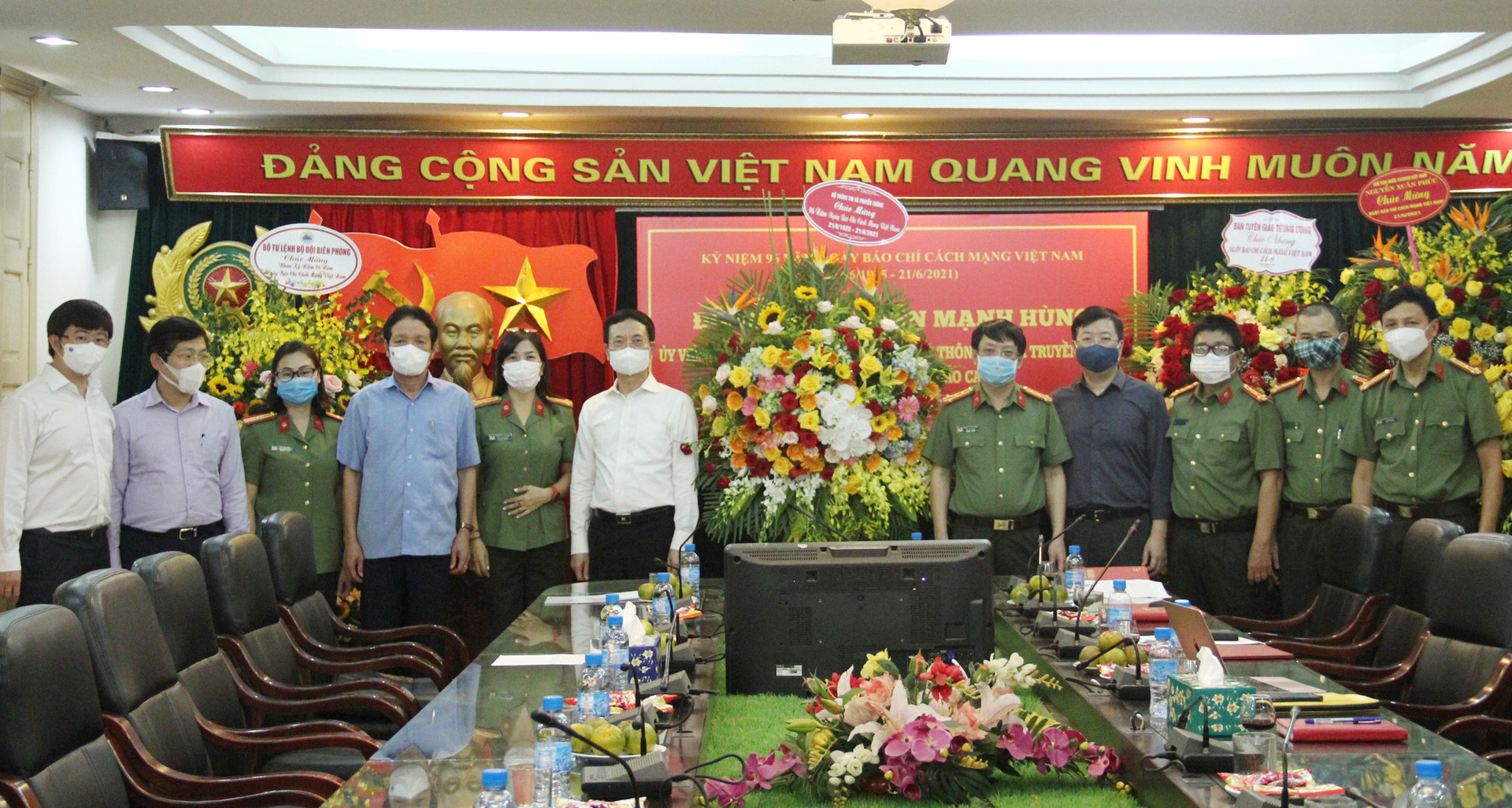 Bộ trưởng Bộ TT&TT Nguyễn Mạnh Hùng thăm, chúc mừng một số cơ quan thông tấn, báo chí - Ảnh 12.