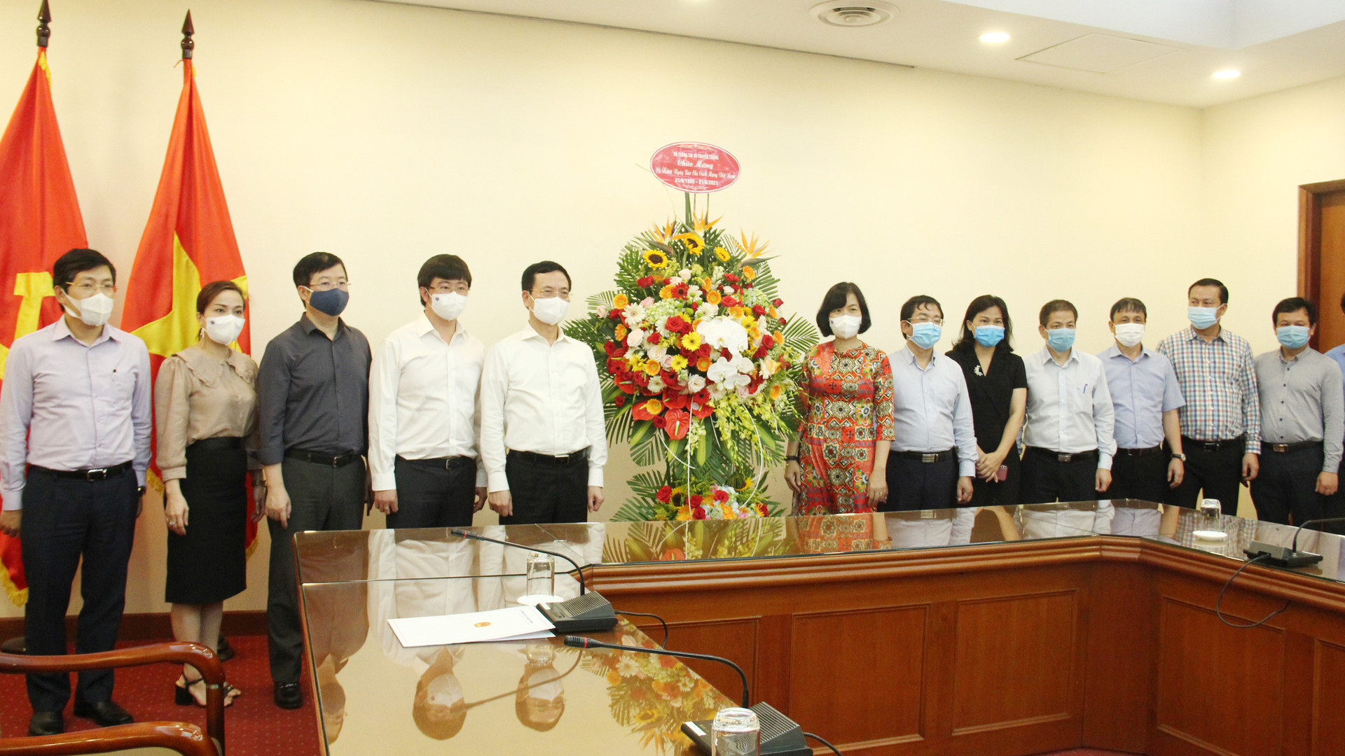 Bộ trưởng Bộ TT&TT Nguyễn Mạnh Hùng thăm, chúc mừng một số cơ quan thông tấn, báo chí - Ảnh 3.