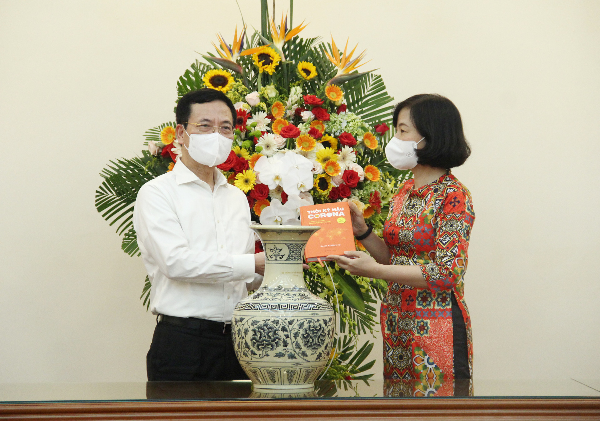 Bộ trưởng Bộ TT&TT Nguyễn Mạnh Hùng thăm, chúc mừng một số cơ quan thông tấn, báo chí - Ảnh 4.