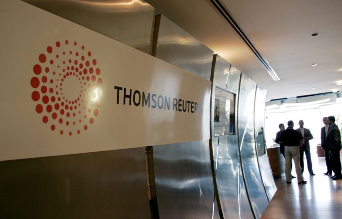 Một tấm bảng có logo của Thomson Reuters trang trí lối vào của Văn phòng Reuters Dubai tại Dubai Media City - Ảnh: REUTERS