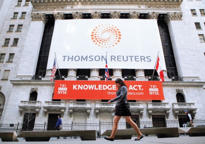 Mặt trước của Sở giao dịch chứng khoán New York hiển thị logo Thomson Reuters mới khi cổ phiếu được giao dịch lần đầu tiên tại New York ngày 17 tháng 4 năm 2008. Ảnh: REUTERS / Brendan McDermid