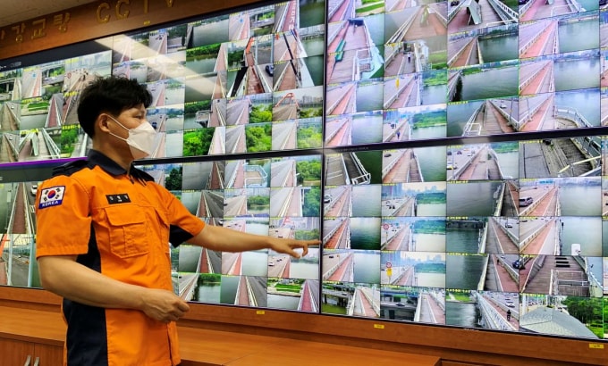 Trưởng đoàn cứu hộ dưới nước Yeouido, Kim Hyeong-gil, theo dõi đoạn phim CCTV về những cây cầu dọc sông Hàn ở Seoul, Hàn Quốc, ngày 30 tháng 6 năm 2021. @ REUTERS / Minwoo Park