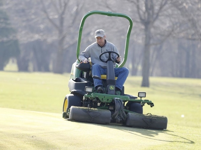 Hiểu thêm về công việc của người bảo dưỡng sân golf - Ảnh 2.