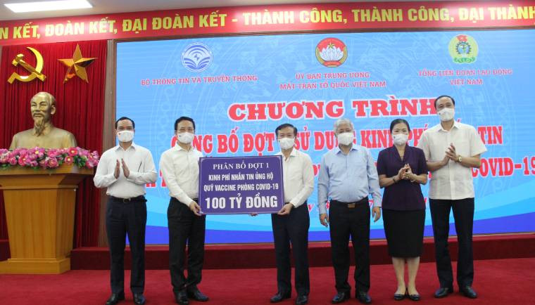 Bộ trưởng Nguyễn Mạnh Hùng trao 100 tỷ đồng kinh phí nhắn tin ủng hộ Quỹ Vắc xin phòng Covid-19 - Ảnh 1.