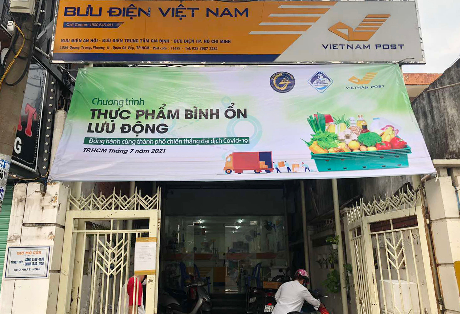 Người dân TP. Hồ Chí Minh có thể ra Bưu điện mua hàng thiết yếu - Ảnh 2.