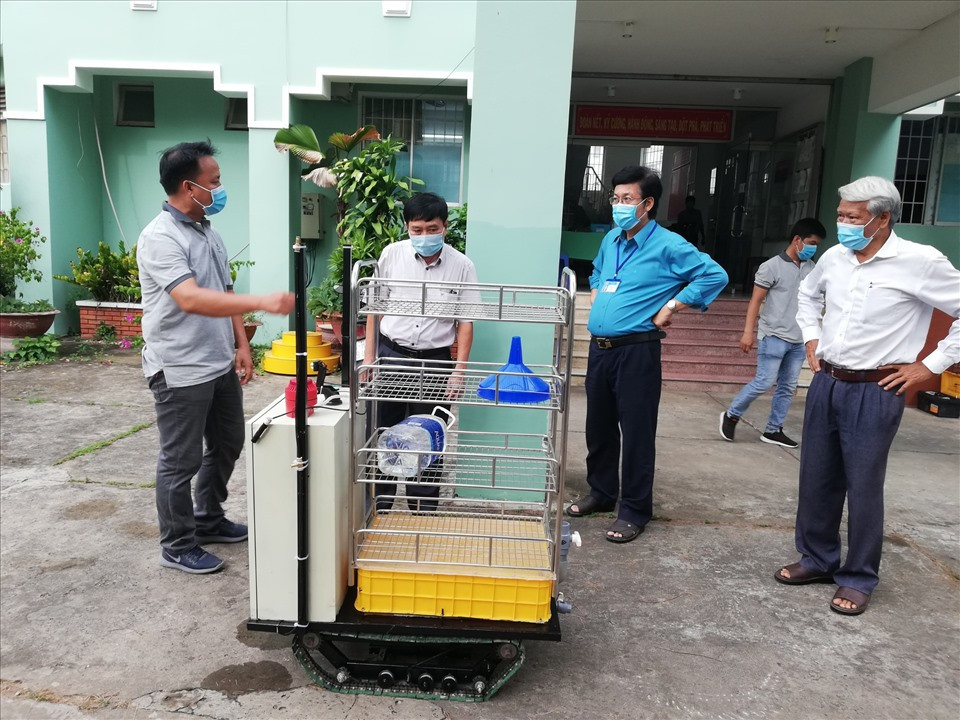 “ASC BOT” có thể chuyển tải các vật dụng có trọng lượng khoảng 30kg và 20 lít dung dịch khử khuẩn. Ảnh: P.V.