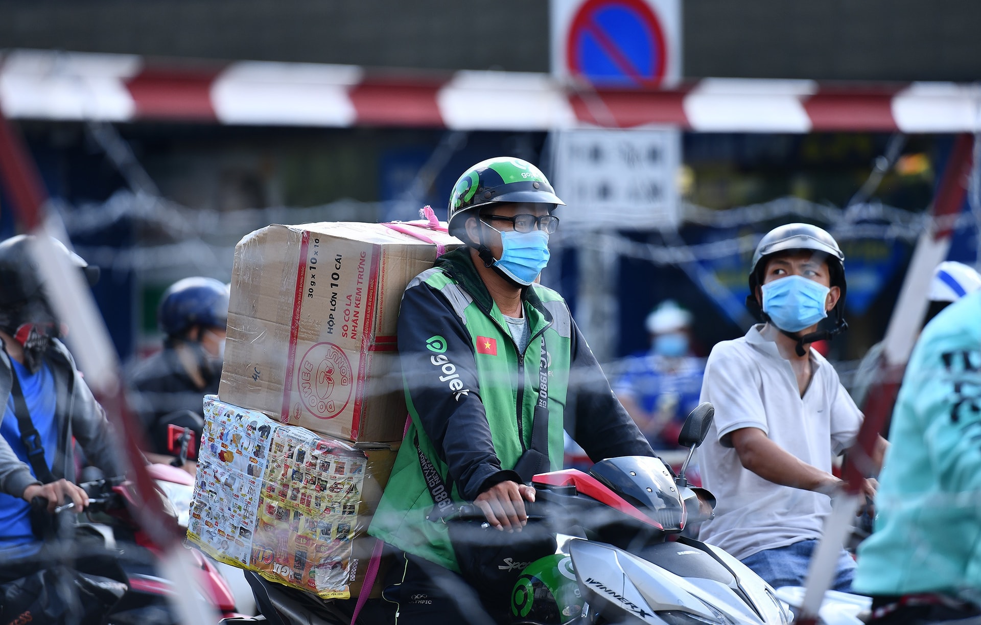 Hàng trăm tấn thực phẩm tiêu thụ qua các sàn thương mại điện tử